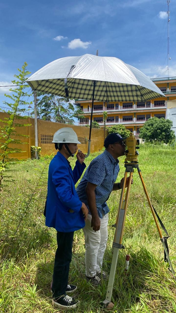 PENGGUNAAN THEODOLITE PADA KEGIATAN PRAKTIKUM PENGUKURAN DAN PEMETAAN 