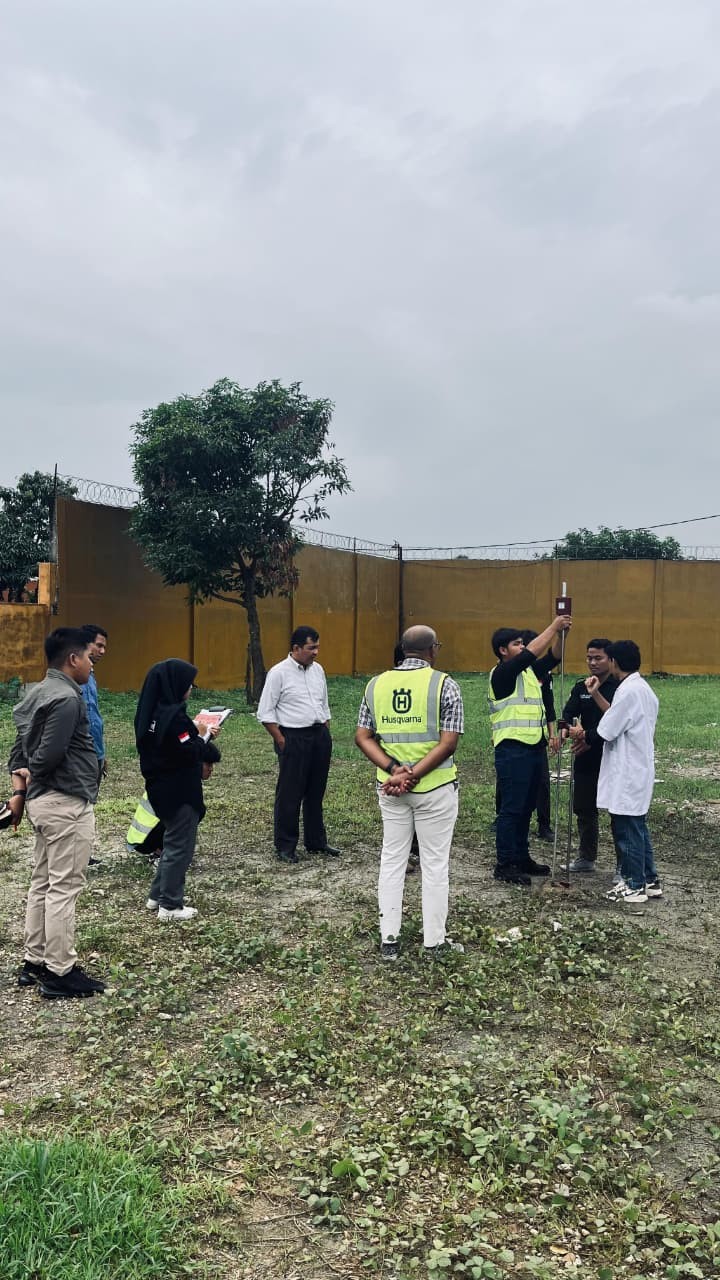 KEGIATAN MENYONDIR PADA PRAKTIKUM MEKANIKA TANAH 