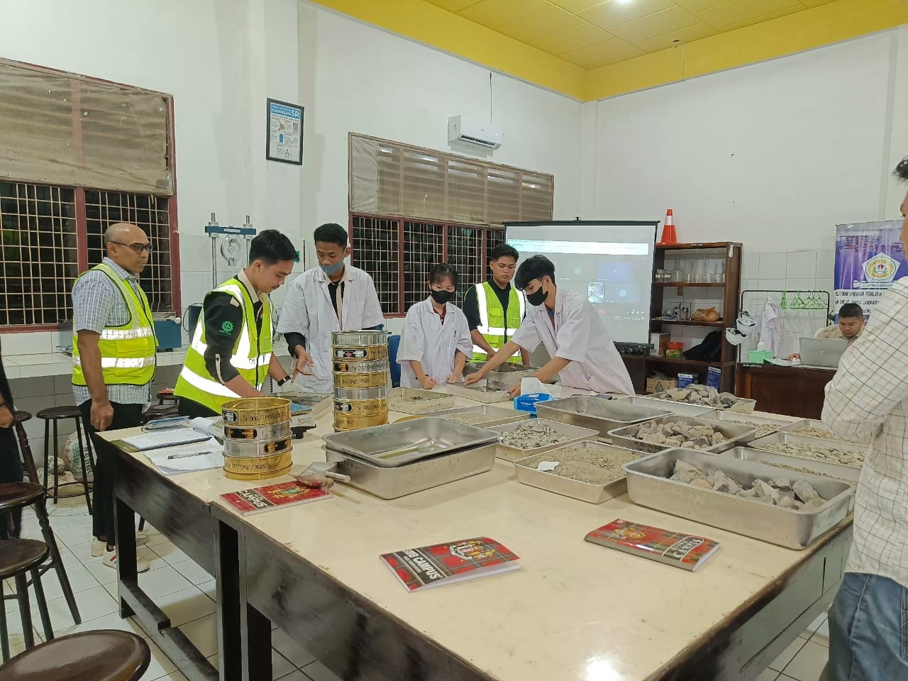 KEGIATAN PENGUJIAN MATERIAL PROPERTIES PADA PRAKTIKUM BETON